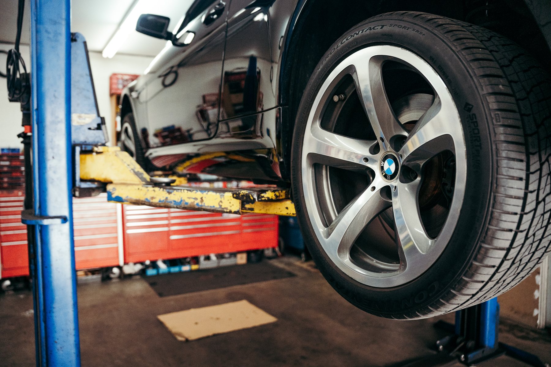 Vehicle wheel and lift inside Chariot Automotive